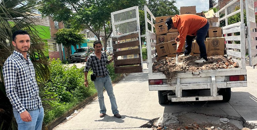 “Don Chelas tapa baches en la colonia Progreso ante el abandono del alcalde Galindo”