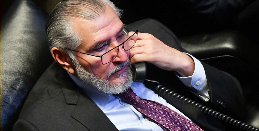 Incomodan a  Adán, pero nadie lo toca