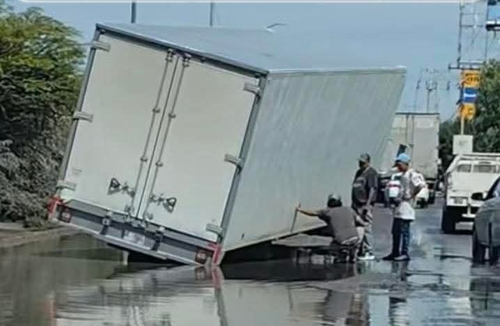 Baches y abandono: SLP se hunde mientras alcalde Galindo se placea