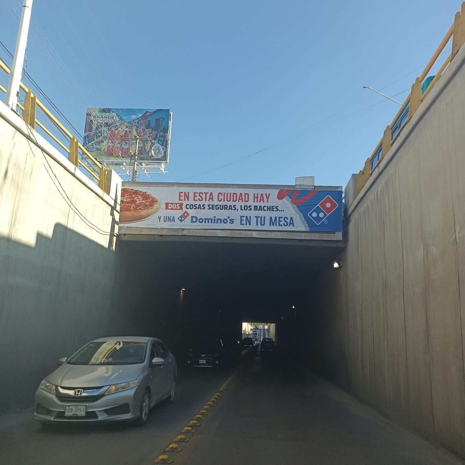 Desaparece lona de Dominos ¿se la tragó el bache… o el enojo del Galindo?