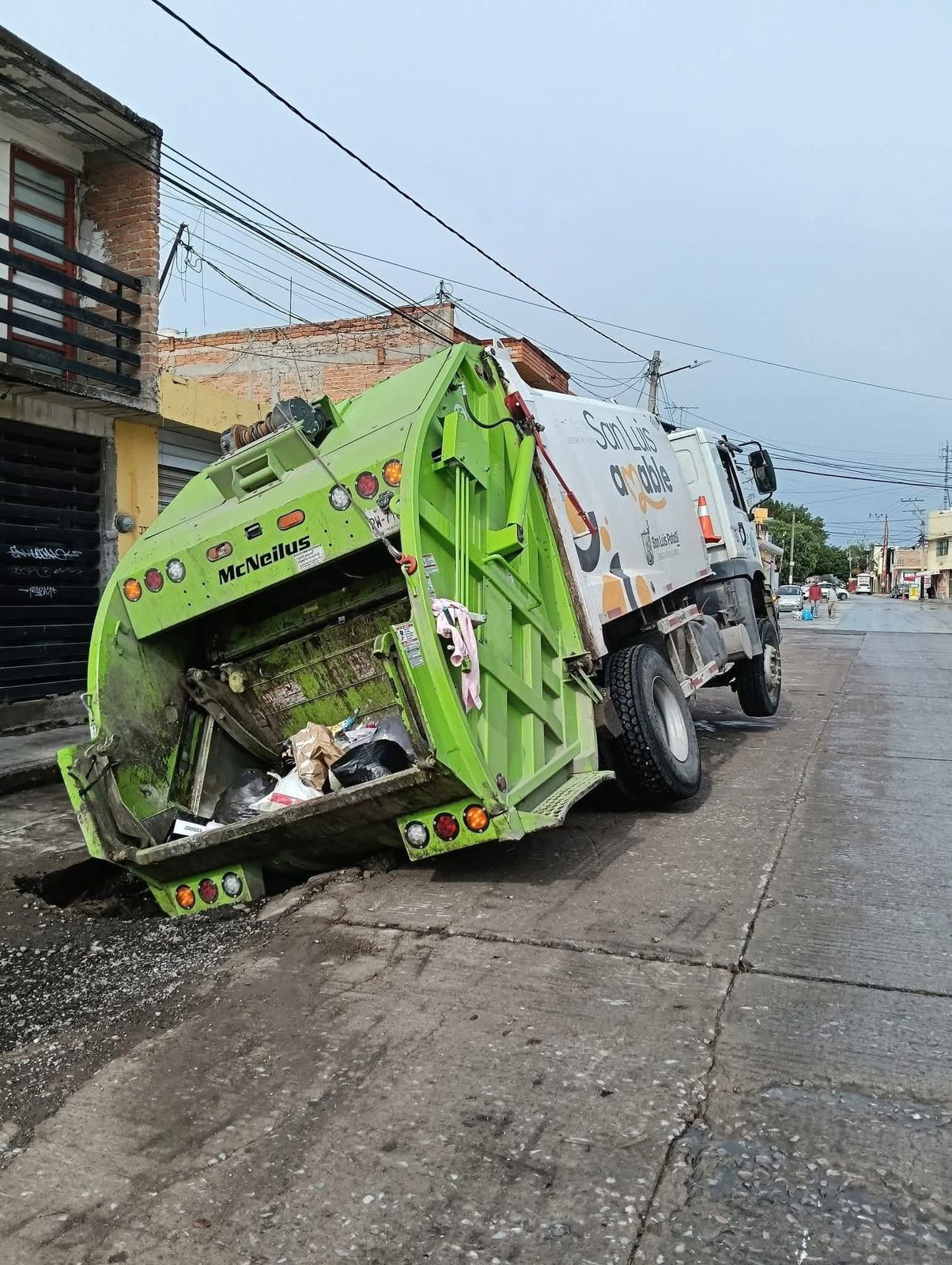 Baches se ‘traga’ Hasta los camiones de basura en SLP; alcalde en silencio