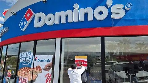 Alcalde Galindo no soportó burla por baches y clausura las pizzas