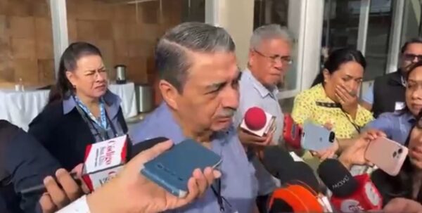 RECTOR DE LA UASLP ARREMETE CONTRA REPORTERA