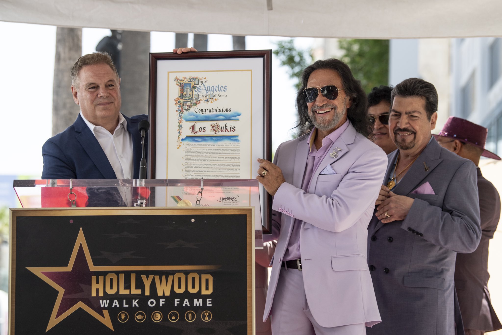 Los Bukis develan su estrella: ‘va por los migrantes’
