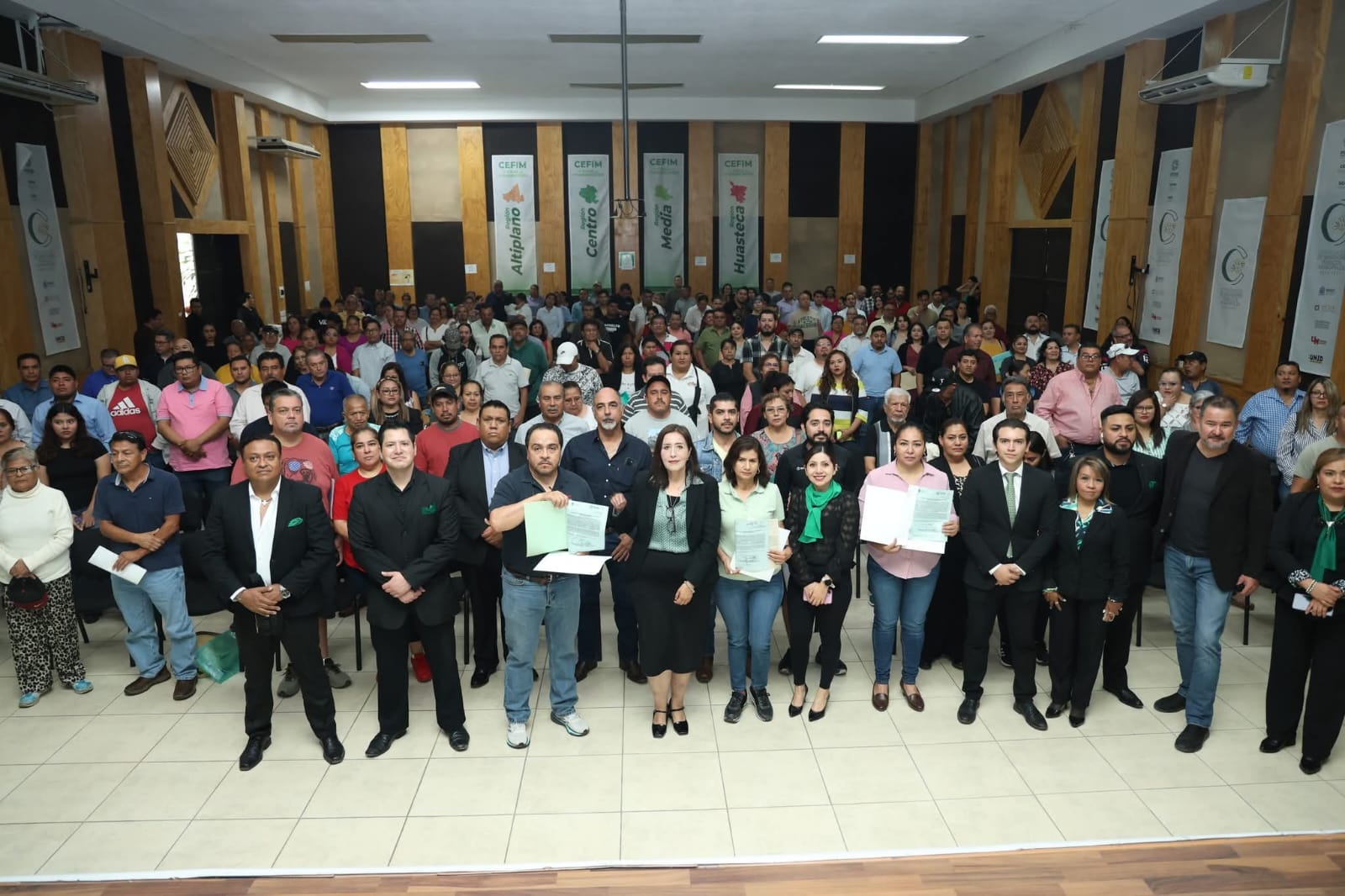 GOBIERNO ESTATAL CUMPLE Y DA CERTEZA LEGAL A TRANSPORTISTAS POTOSINOS TRAS DÉCADAS DE ESPERA