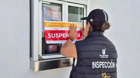 Pizzería trolea al alcalde Galindo por baches y les clausura