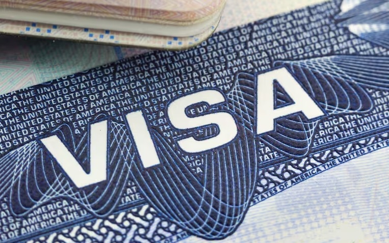 Solicitar visa a EU costará $4 mil 500