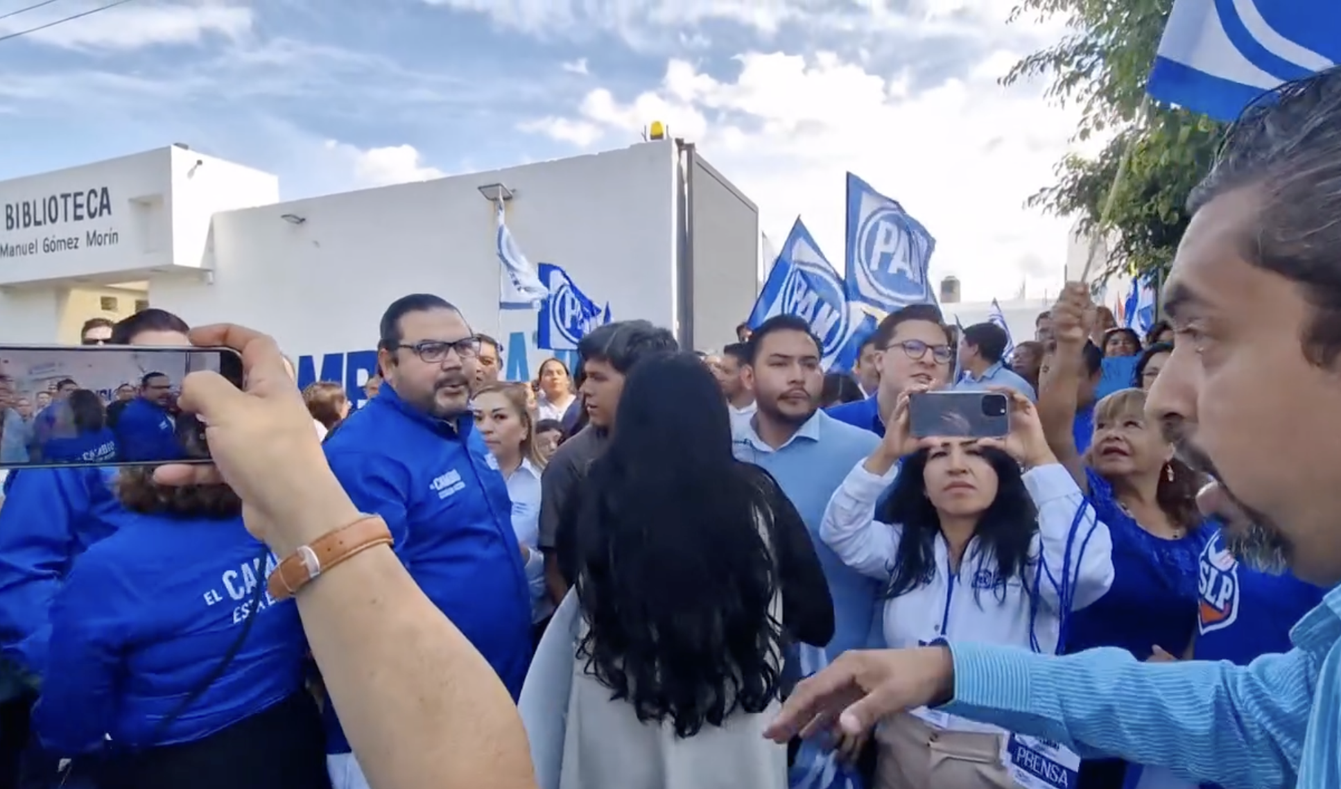 Toma de protesta de Vero Rodríguez termina en zafarrancho azul