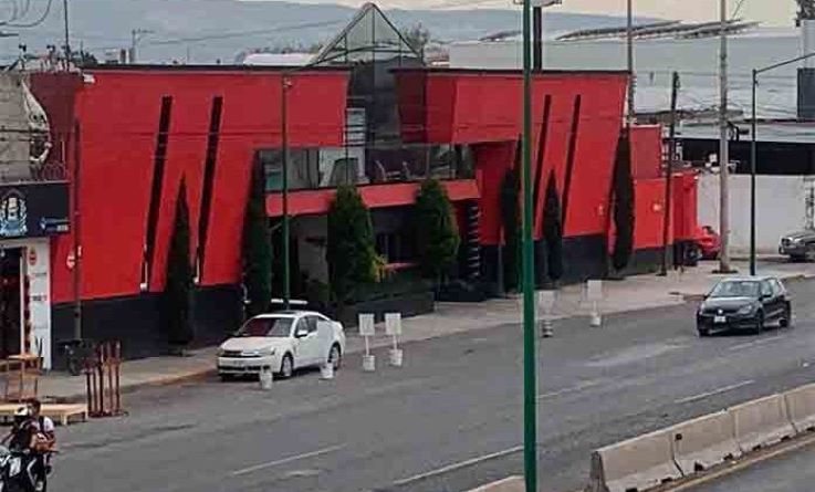 Regidora de Villa de Pozos arma show de novela… ¡en motel de carretera!