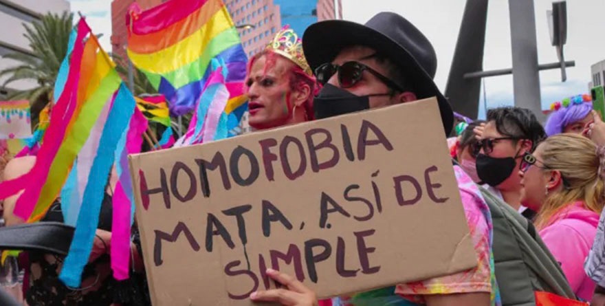 Vinculan a cirujano estético por discriminar mujer trans en SLP