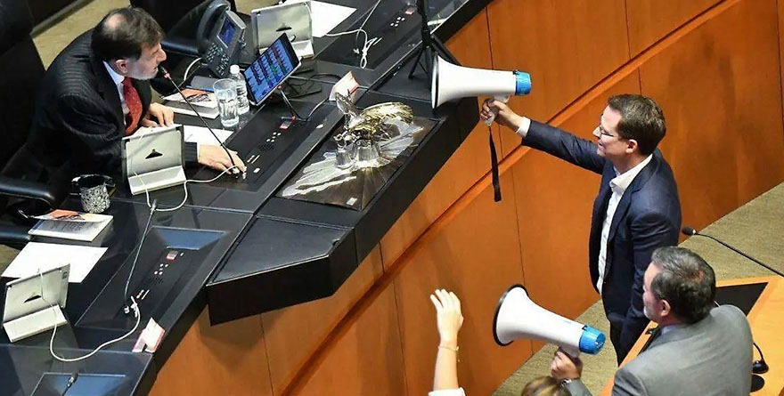 Exige oposición renuncia de Adán