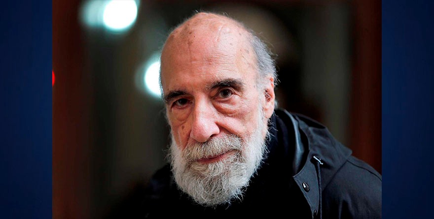 Soy un ateo que cree en dios: Raúl Zurita