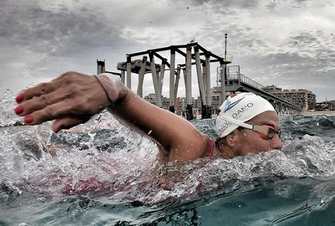Nora Toledano: Surca los mares  brazada tras brazada