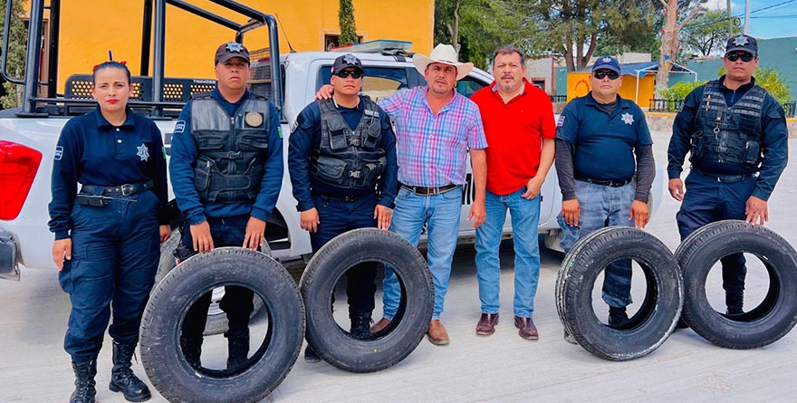 Vanegas le pone llantas nuevas a la patrulla