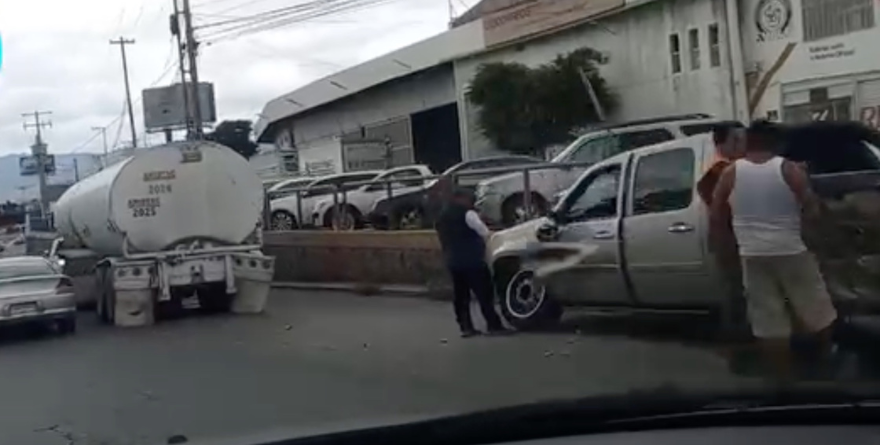 Pipa y camioneta se dan un ‘besito’ en plena Salvador Nava
