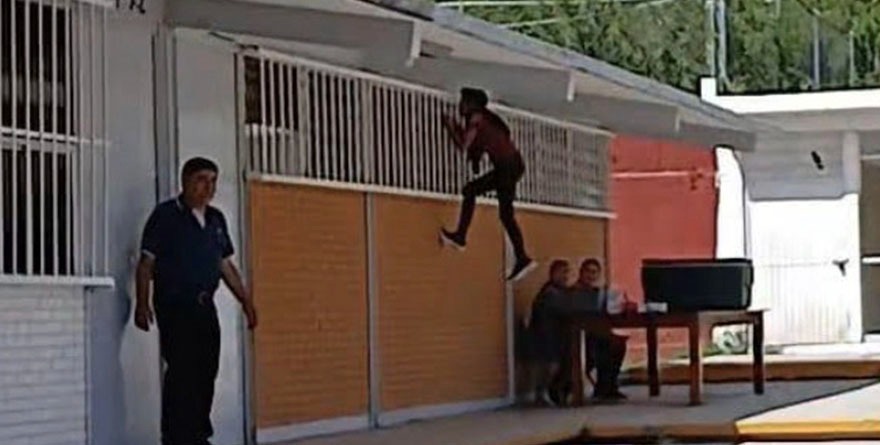 Genera mujer pánico en escuelas