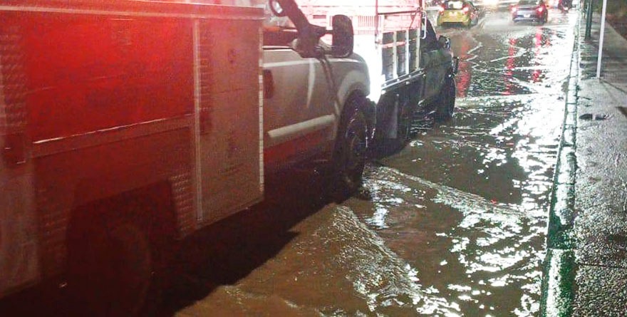 Lluvia arrastra a hombre en la 6 de Junio