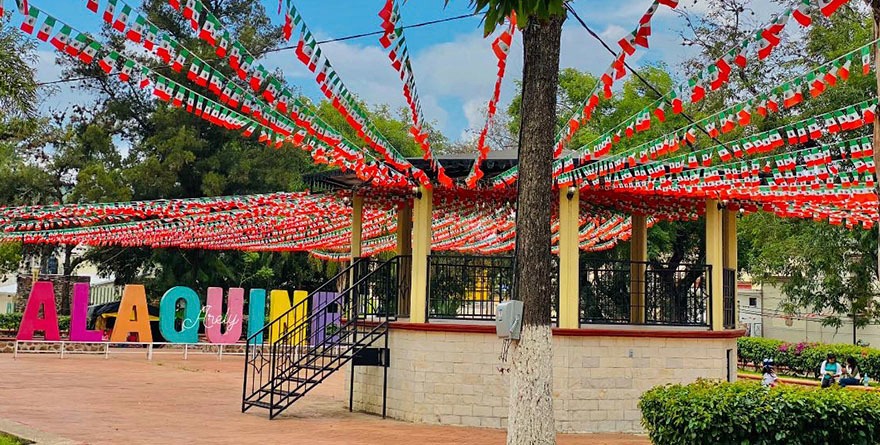 Plaza de Alaquines se viste de patria