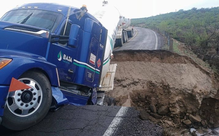 Colapsa puente de BCS al paso de pipa de gas