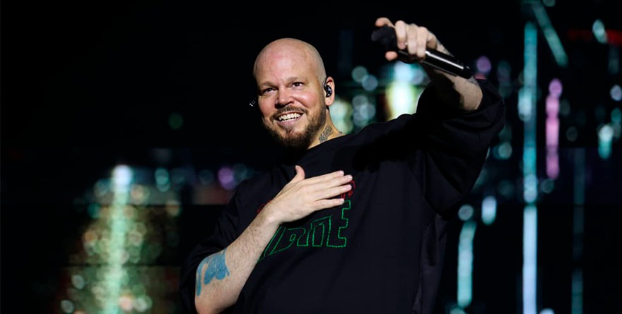 Fans esperan  a Residente para megaconcierto  en el zócalo