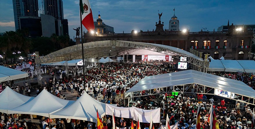 Tiene Sheinbaum informe entre porras, aplausos y protestas