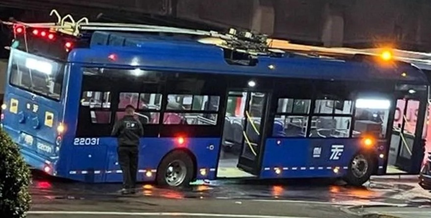 Cae, ahora, trolebús en socavón