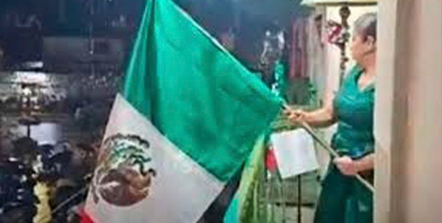 Critican a Alcaldesa por la bandera al revés