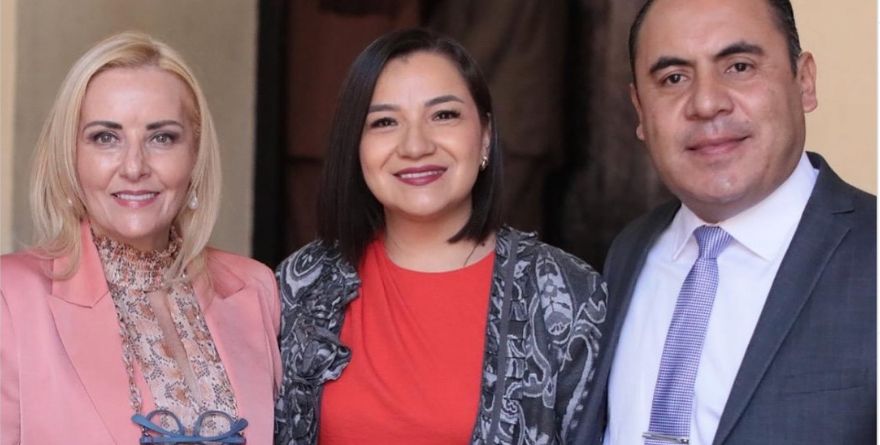 Presidenta del DIF le hace el ‘feito’ a papás de niños con discapacidad