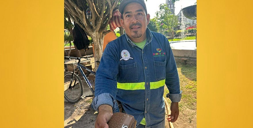 Don Alberto da cátedra de valores en Rioverde