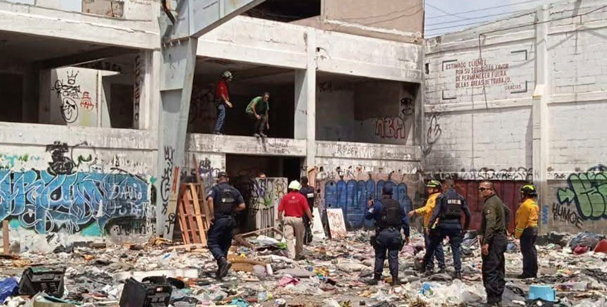 Se da el atorón en techo de bodega