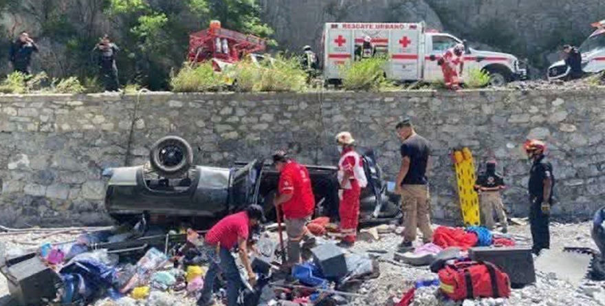 Alcalde cerrará camino tras caída de auto en socavón