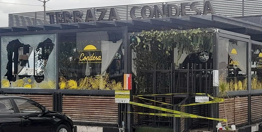   Lo sacan por mala copa y regresa en modo Rambo