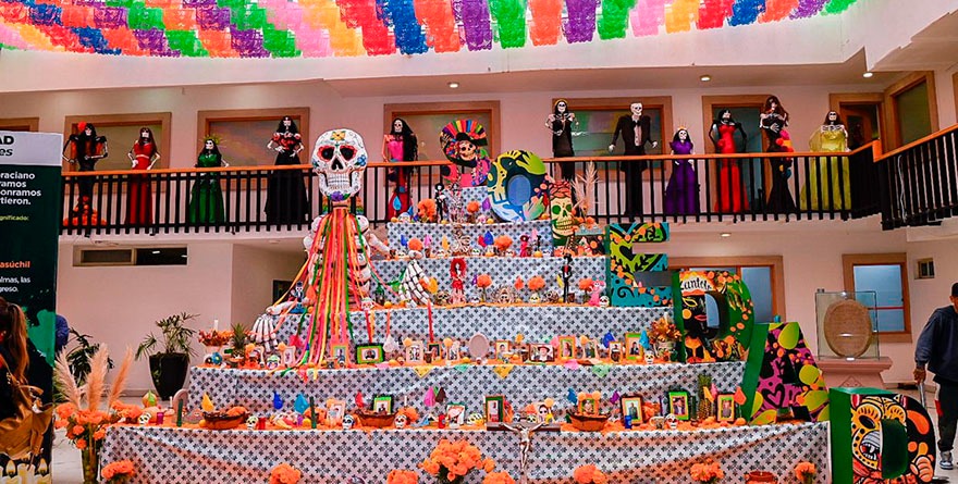 Soledad instala su altar monumental