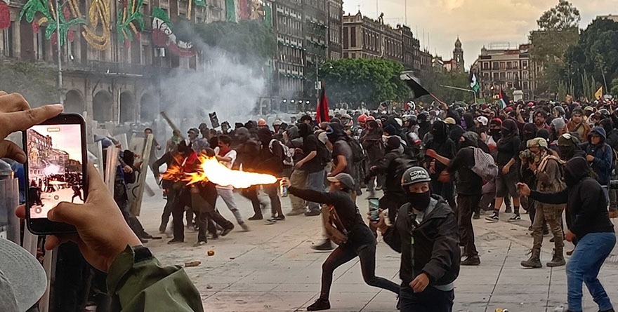 Conmemoración entre agresiones