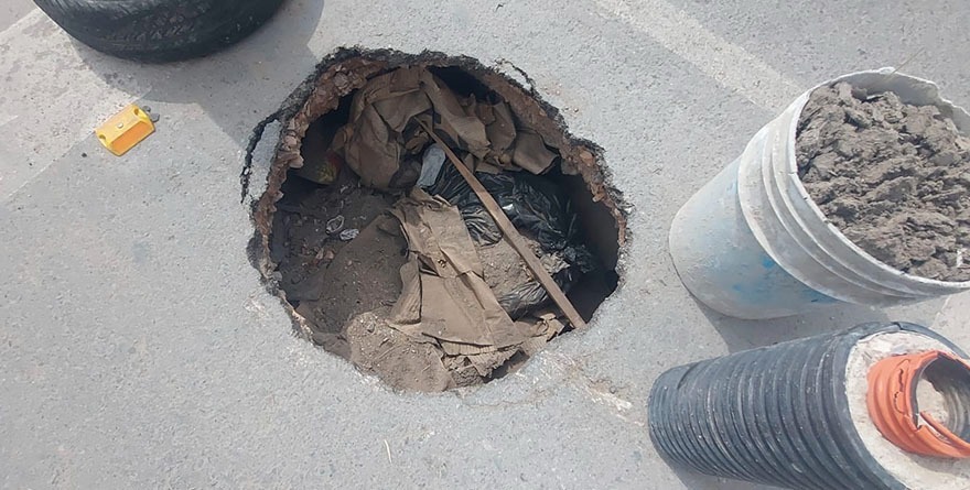 Abandono municipal obliga a vecinos a tapar baches con sus propios recursos