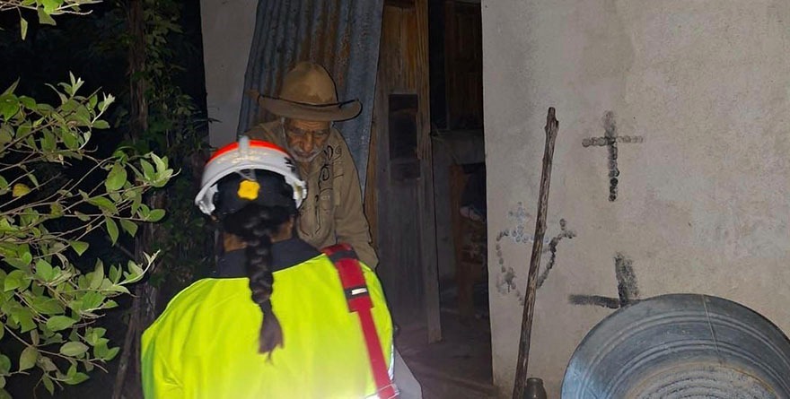 Caminan más de una hora por abuelito ‘incomunicado’