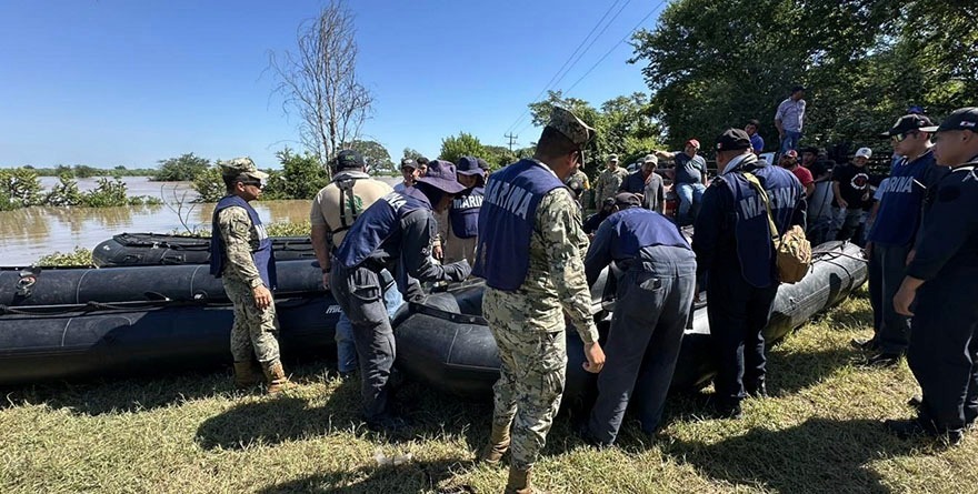 Sacan de San Vicente a familias en lanchas
