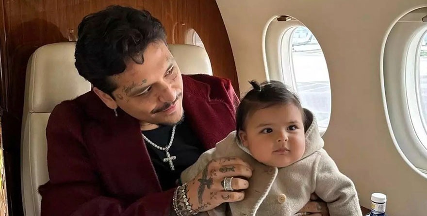 Cazzu llega a México con Inti bajo el brazo