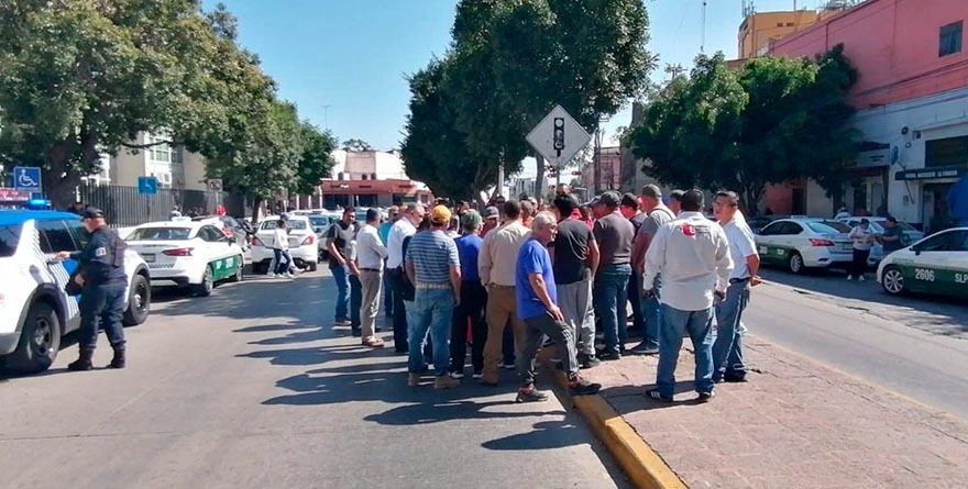 Taxistas bloquean vialidades