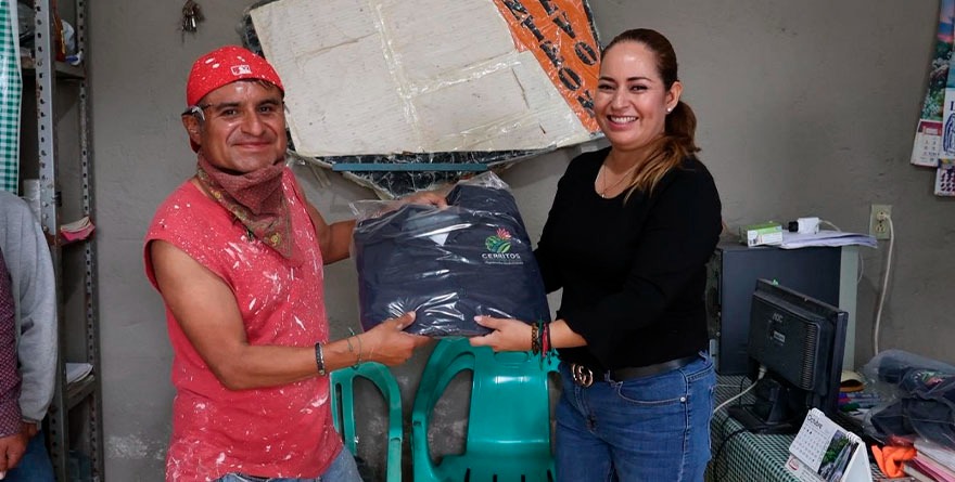 Ruth Liliana Castillo apoya al personal del Panteón Municipal con equipamiento nuevo