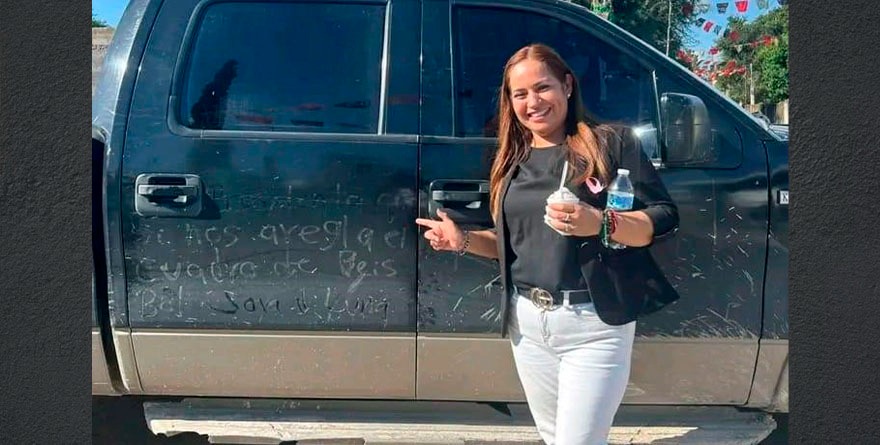 ¡La petición llegó por escrito… en el polvo de la camioneta!