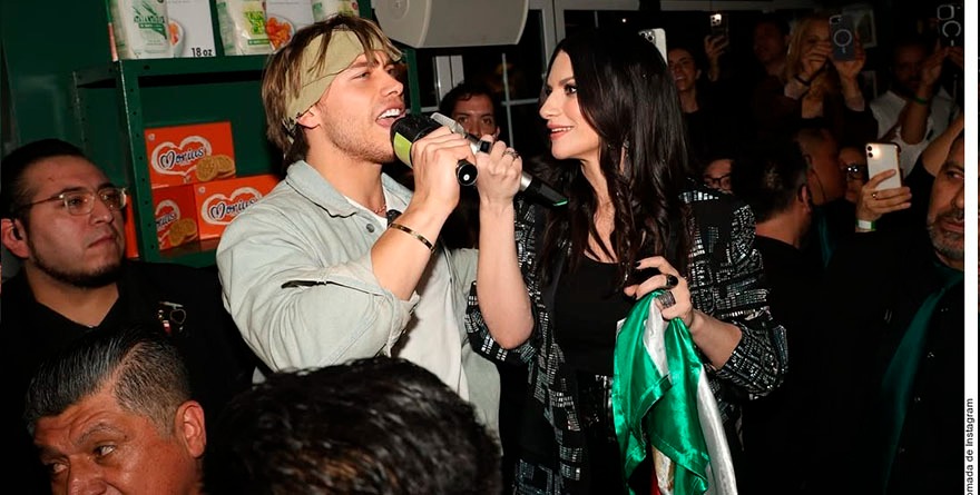 Canta Laura Pausini en bar de CDMX