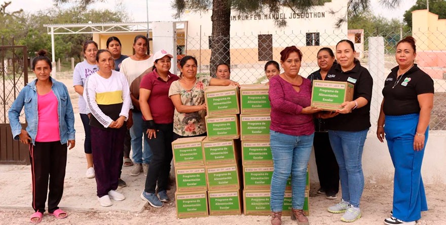 Llevan apoyos alimentarios a las escuelas