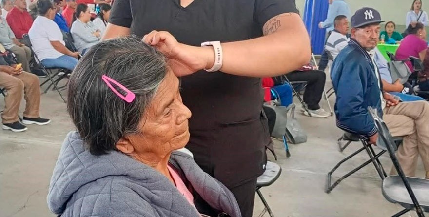 Tierranueva entrega aparatos auditivos de la Beneficencia Pública.