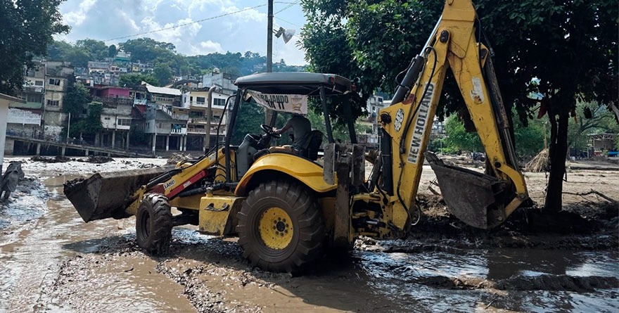 Luchan contra el lodo en Tamazunchale