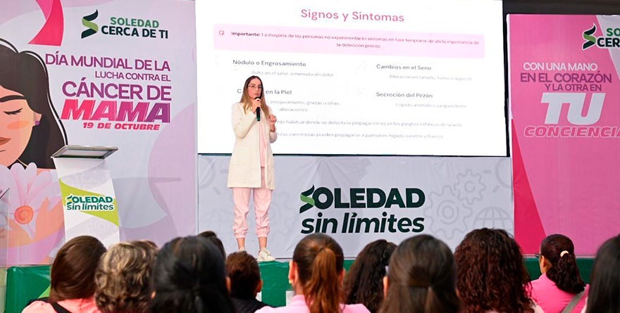 CON UNA MANO EN EL CORAZÓN