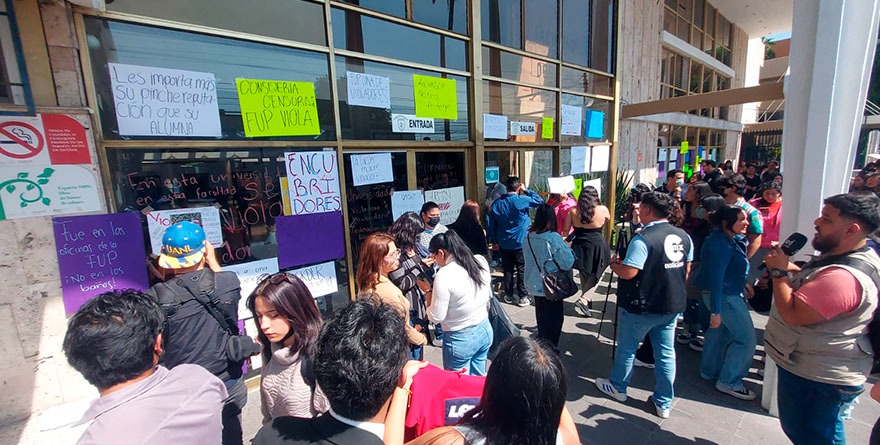 Estudiantes de UASLP, bloquean avenida