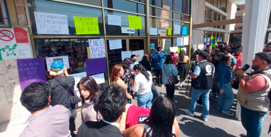 Estudiantes exigen destitución del director de Derecho