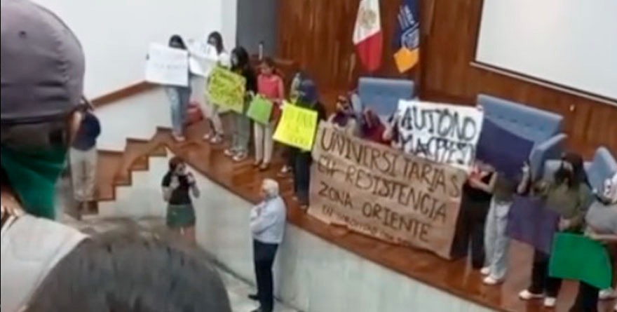 ‘¿No tienes los huevos para actuar?’: alumna pide renuncia de Director