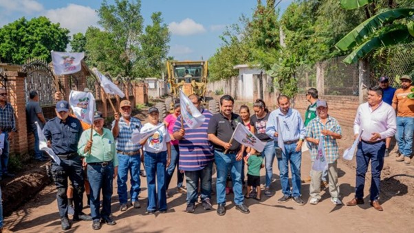 Adiós al lodo: pavimentan calle en Ciudad Fernández
